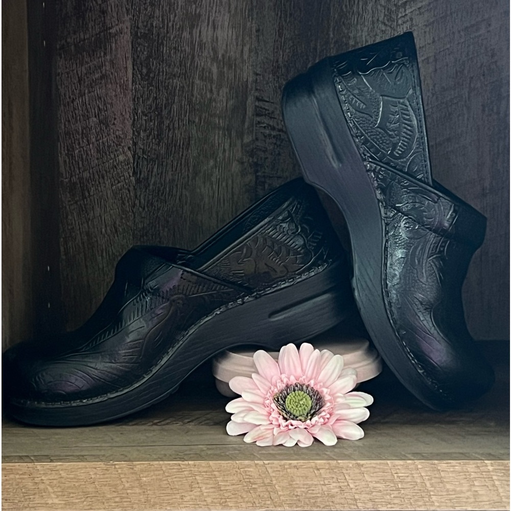👩🏻‍⚕️  DANSKO Professional Tooled Floral Leather Black Clogs ~ Size 9 (40)